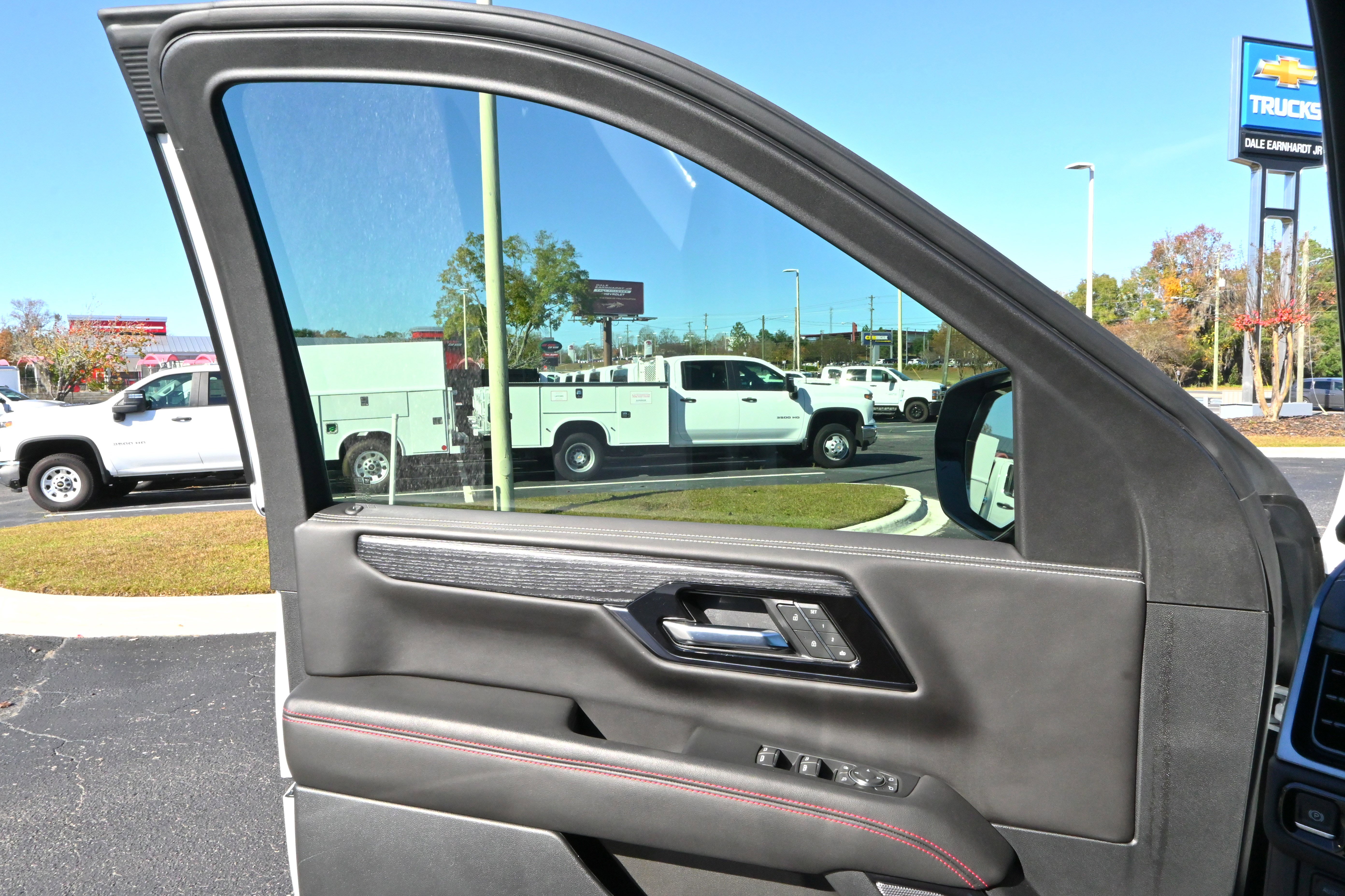 Used 2025 GMC Yukon AT4 Ultimate image 33