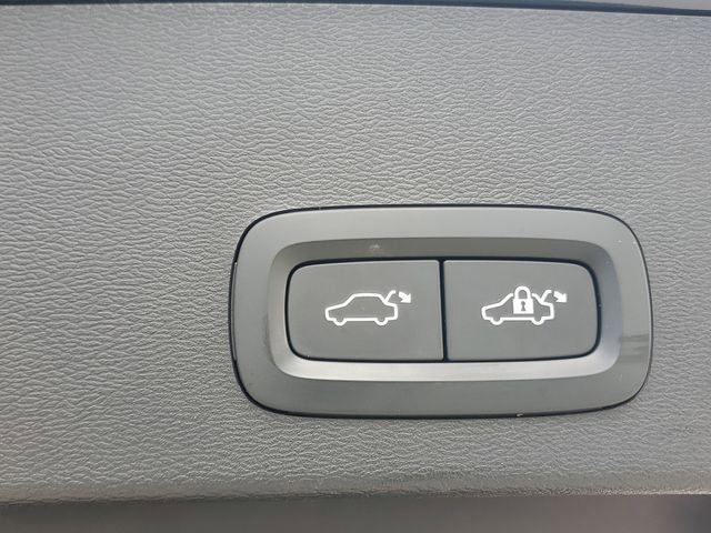 Used 2021 Volvo XC40 T4 Momentum w/ Premium Package image 10