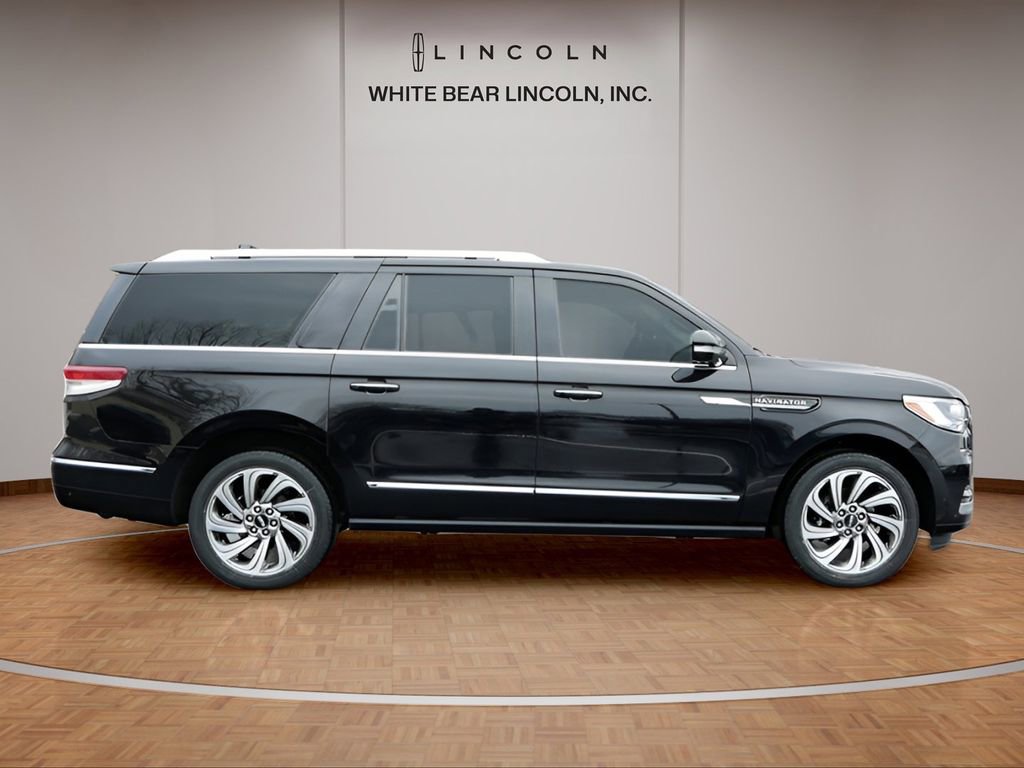 Used 2023 Lincoln Navigator L Reserve AWD/4WD image 4