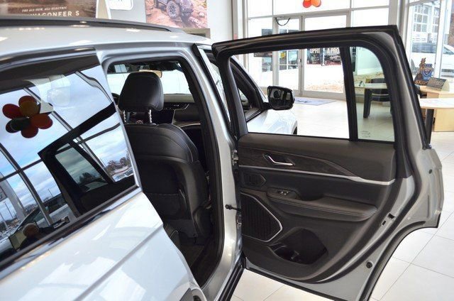 New 2025 Jeep Grand Cherokee Limited w/ Black Appearance Package image 31