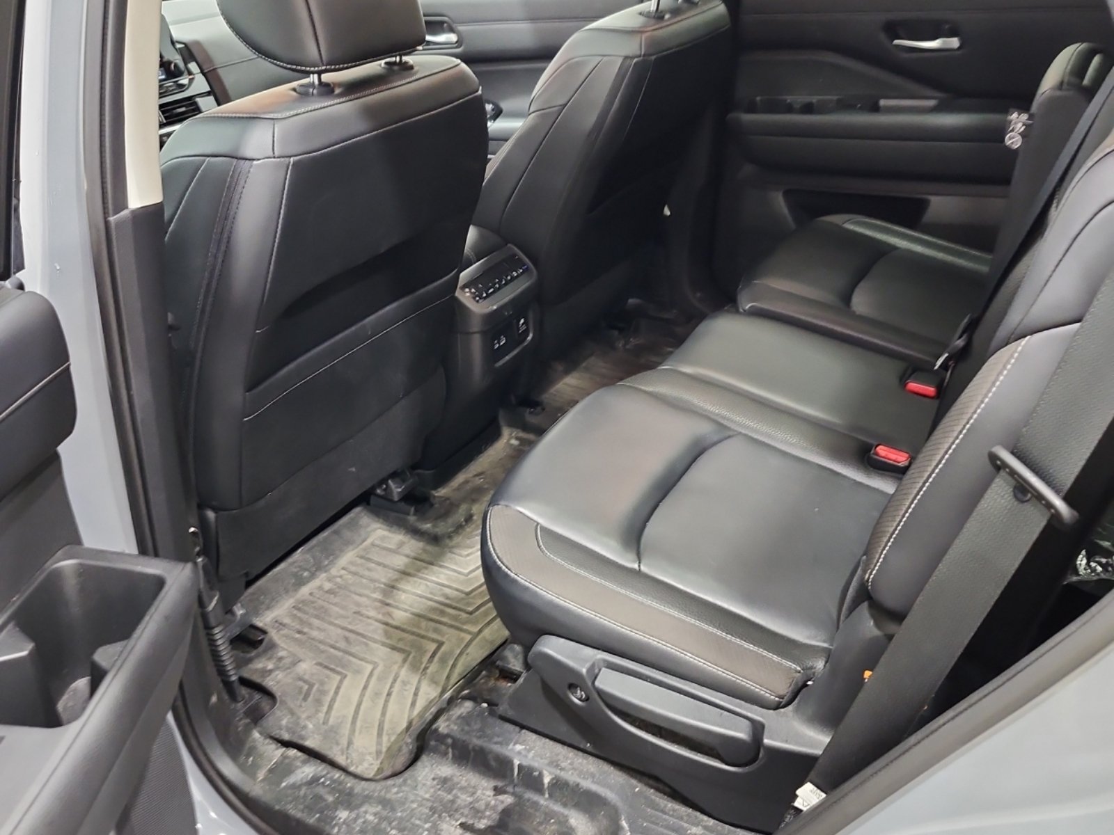 Used 2023 Nissan Pathfinder SL AWD/4WD image 14