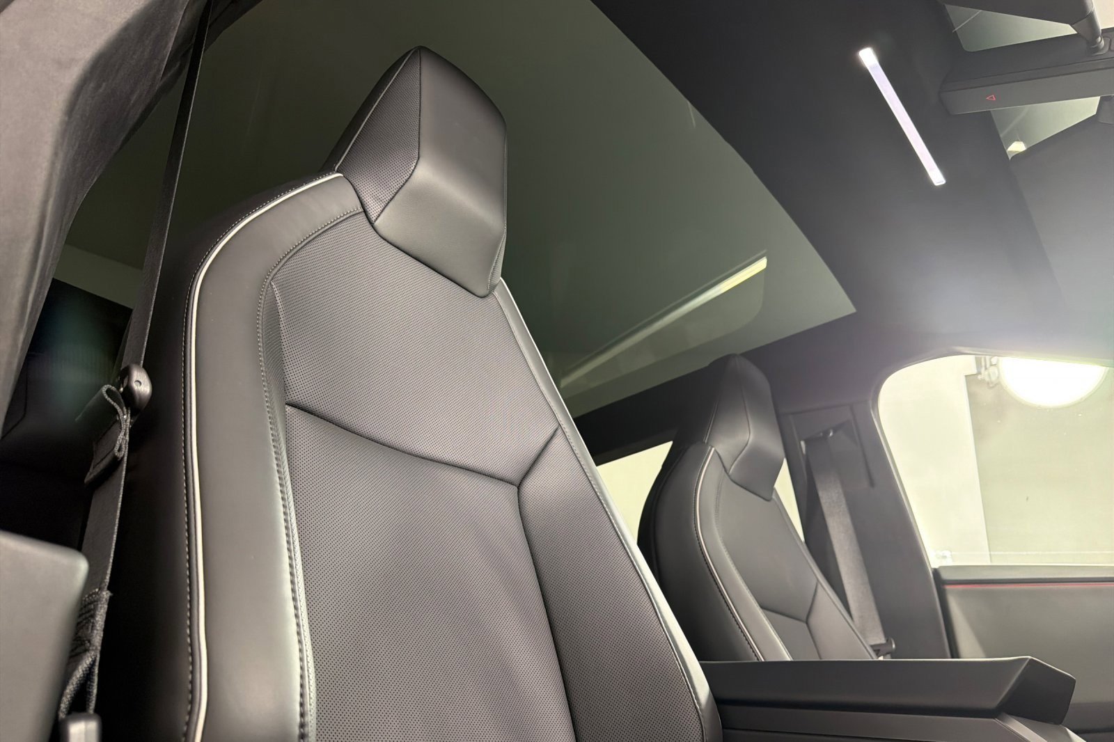 Used 2025 Tesla Cybertruck AWD Crew Cab image 15