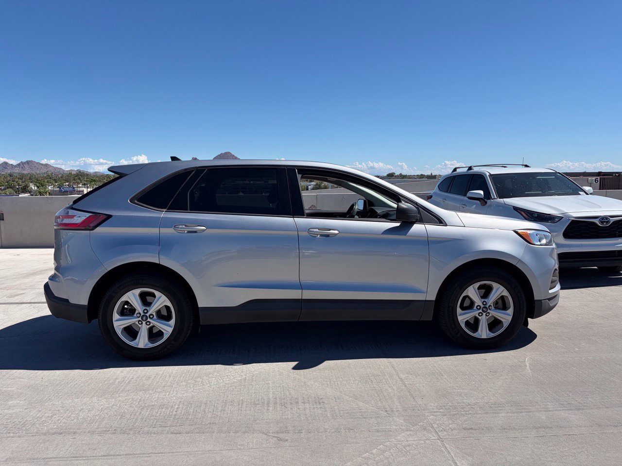 Used 2020 Ford Edge SE FWD image 3
