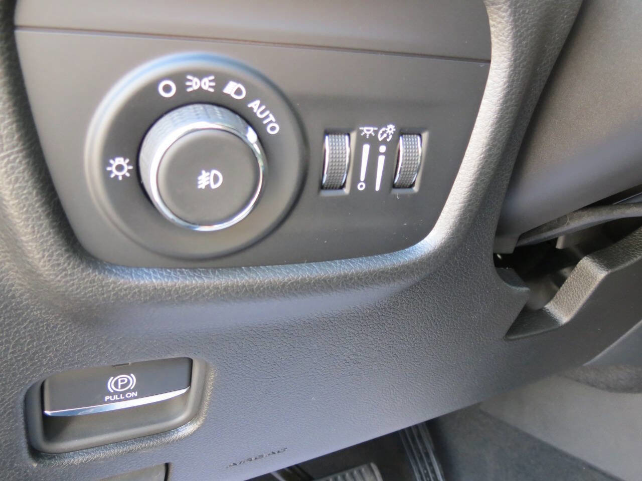 New 2024 Jeep Grand Cherokee Limited w/ Black Appearance Package image 17