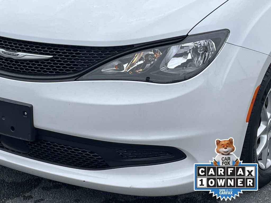 Used 2023 Chrysler Voyager LX image 9