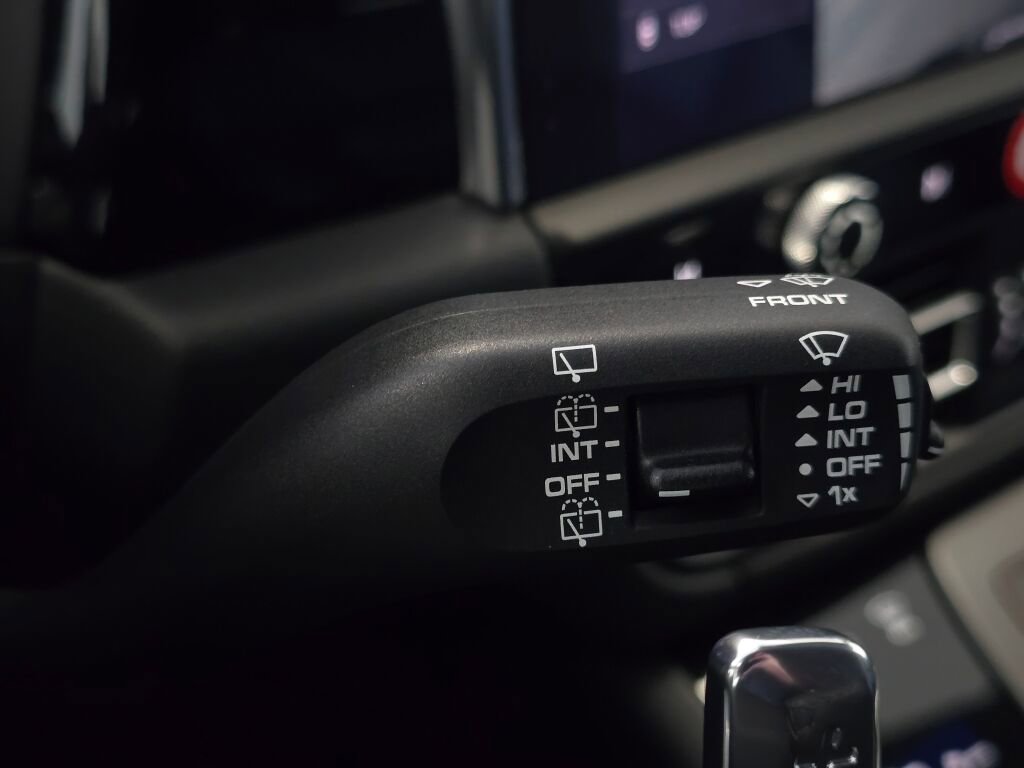 Certified 2025 Porsche Macan image 39