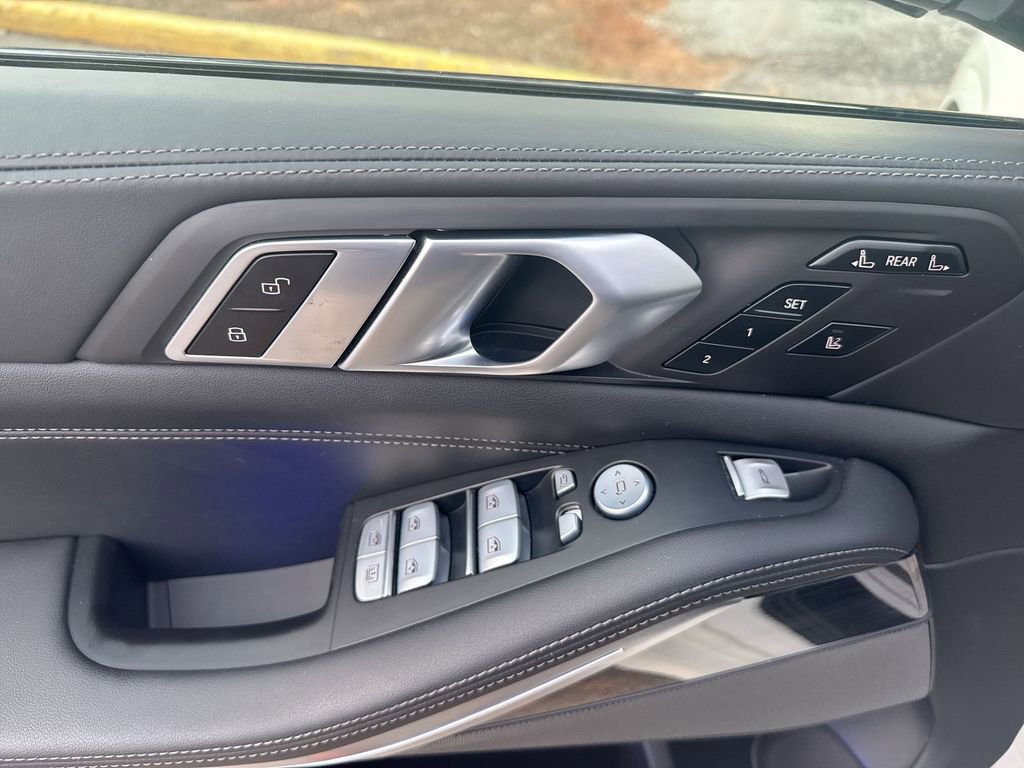 Used 2023 BMW X7 M60i image 15