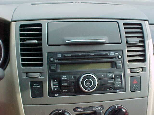 Used 2011 Nissan Versa Hatchback w/ Premium Pkg FWD image 19