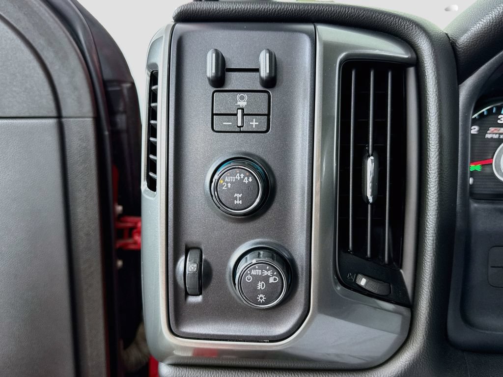 Used 2018 Chevrolet Silverado 1500 LT w/ LT Convenience Package AWD/4WD image 16
