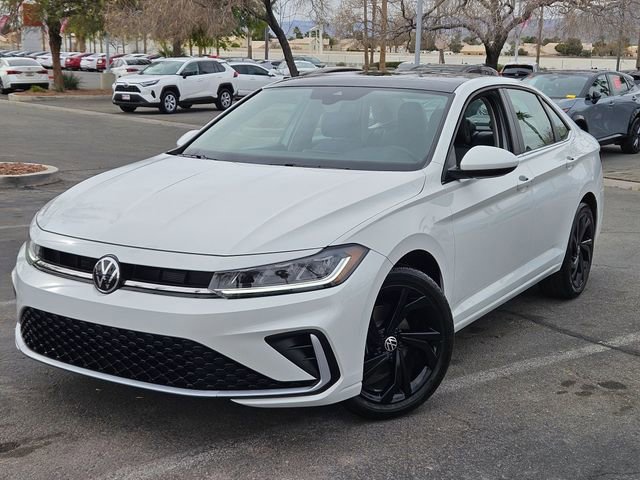Used 2025 Volkswagen Jetta SE image 2