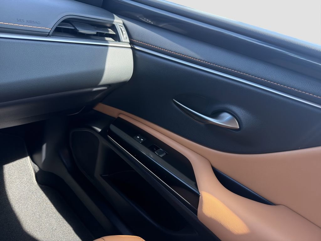 Used 2024 Lexus ES 350 w/ Accessory Package (Z2) image 17