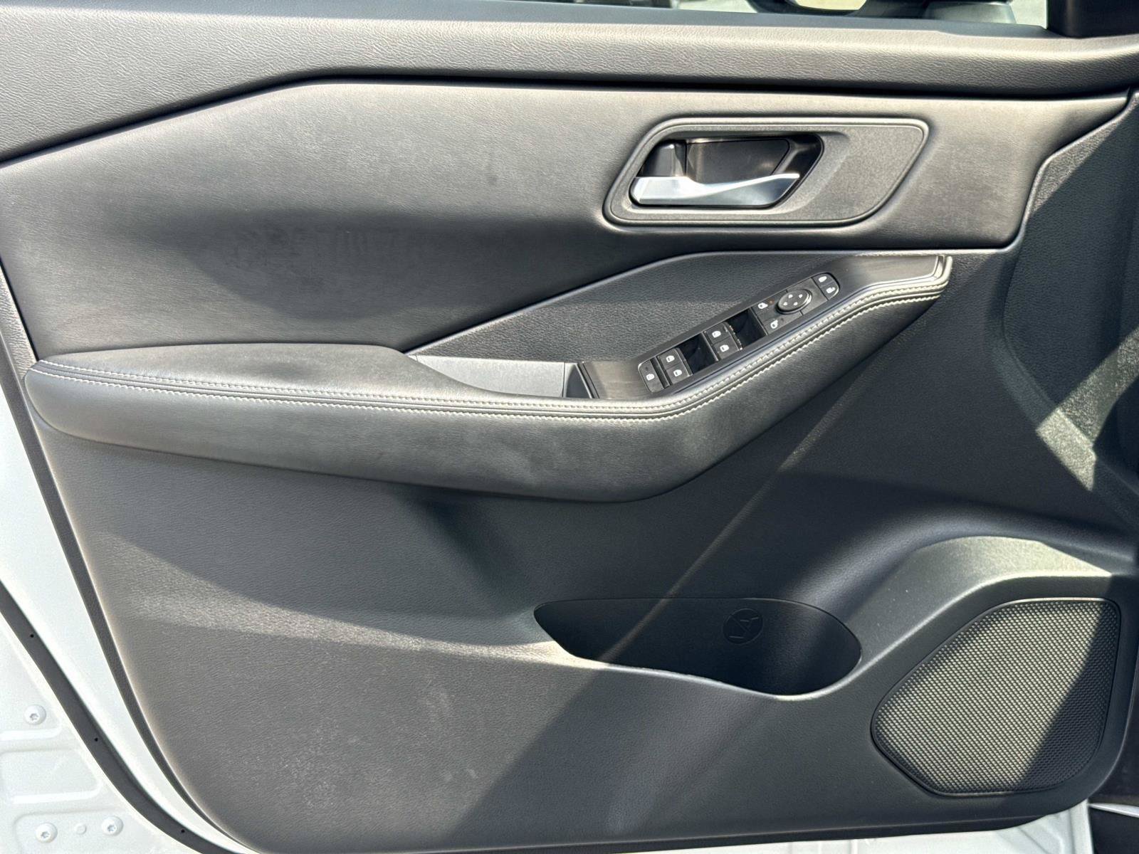 Used 2025 Nissan Rogue SV FWD image 18