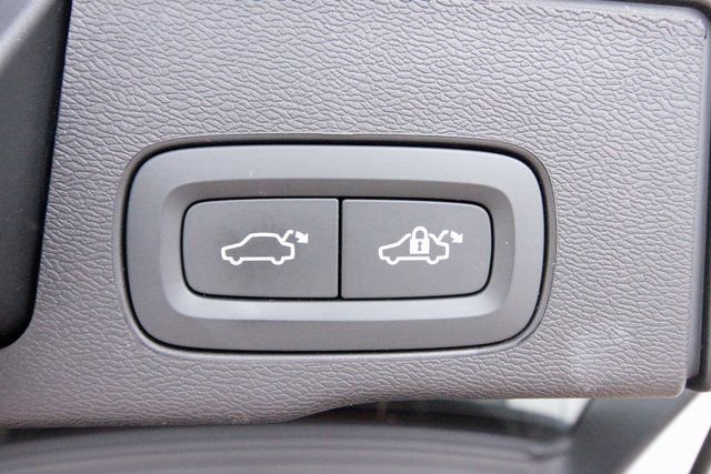 Certified 2025 Volvo XC60 B5 Core image 34