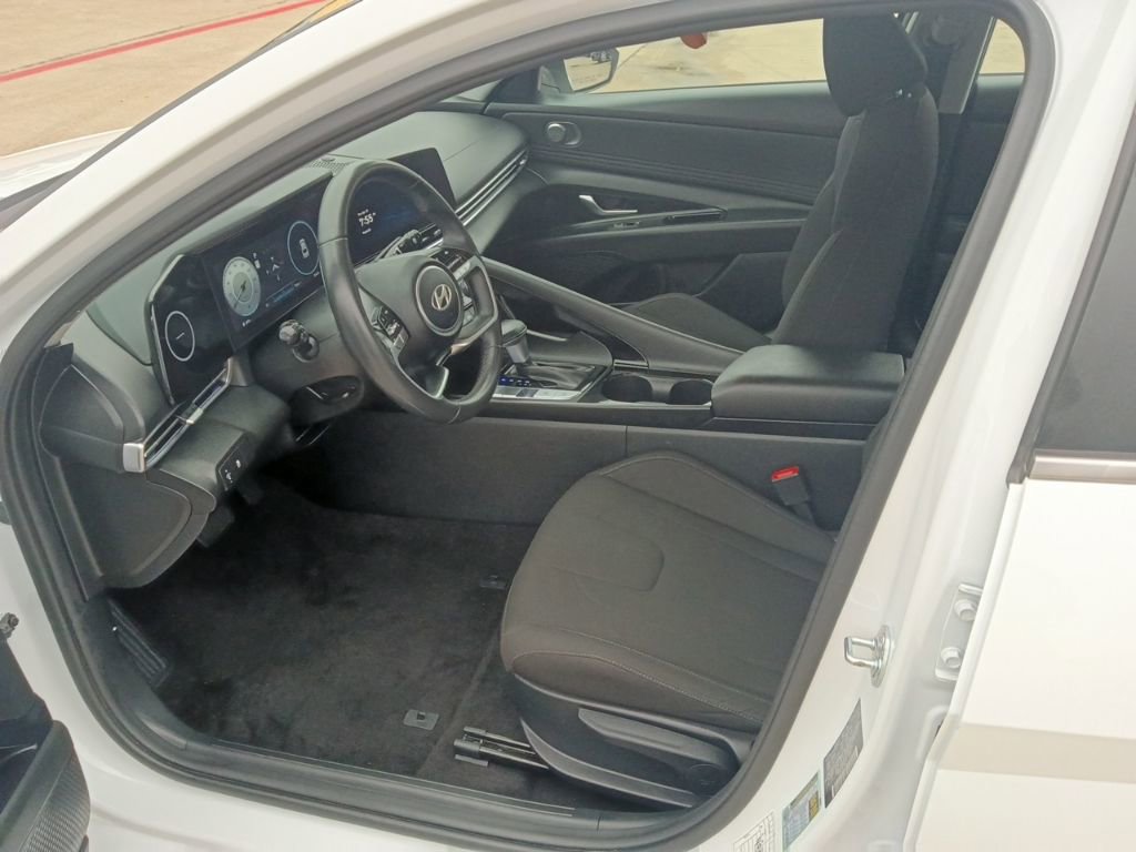 Used 2025 Hyundai Elantra SEL FWD image 4