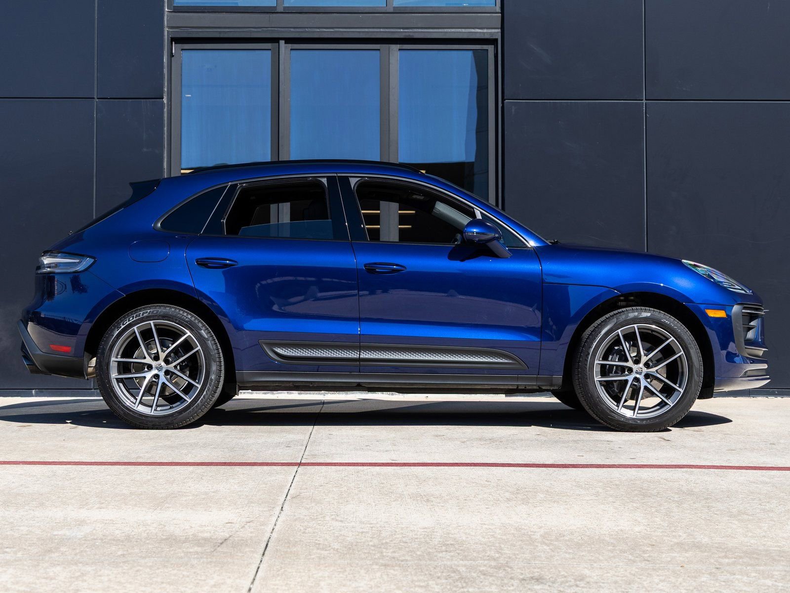 Certified 2025 Porsche Macan image 12