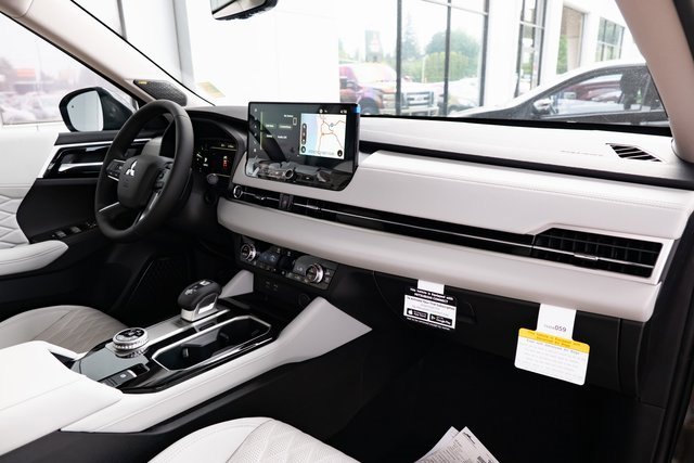 New 2025 Mitsubishi Outlander AWD image 32