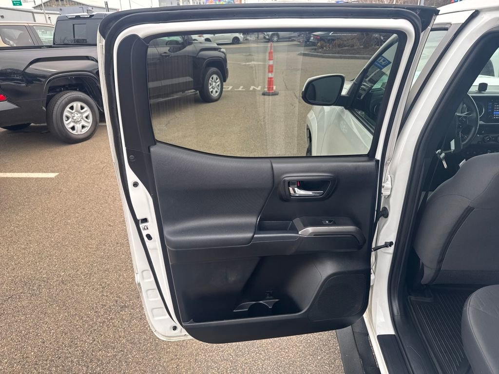 Used 2018 Toyota Tacoma TRD Sport w/ Technology Package image 35