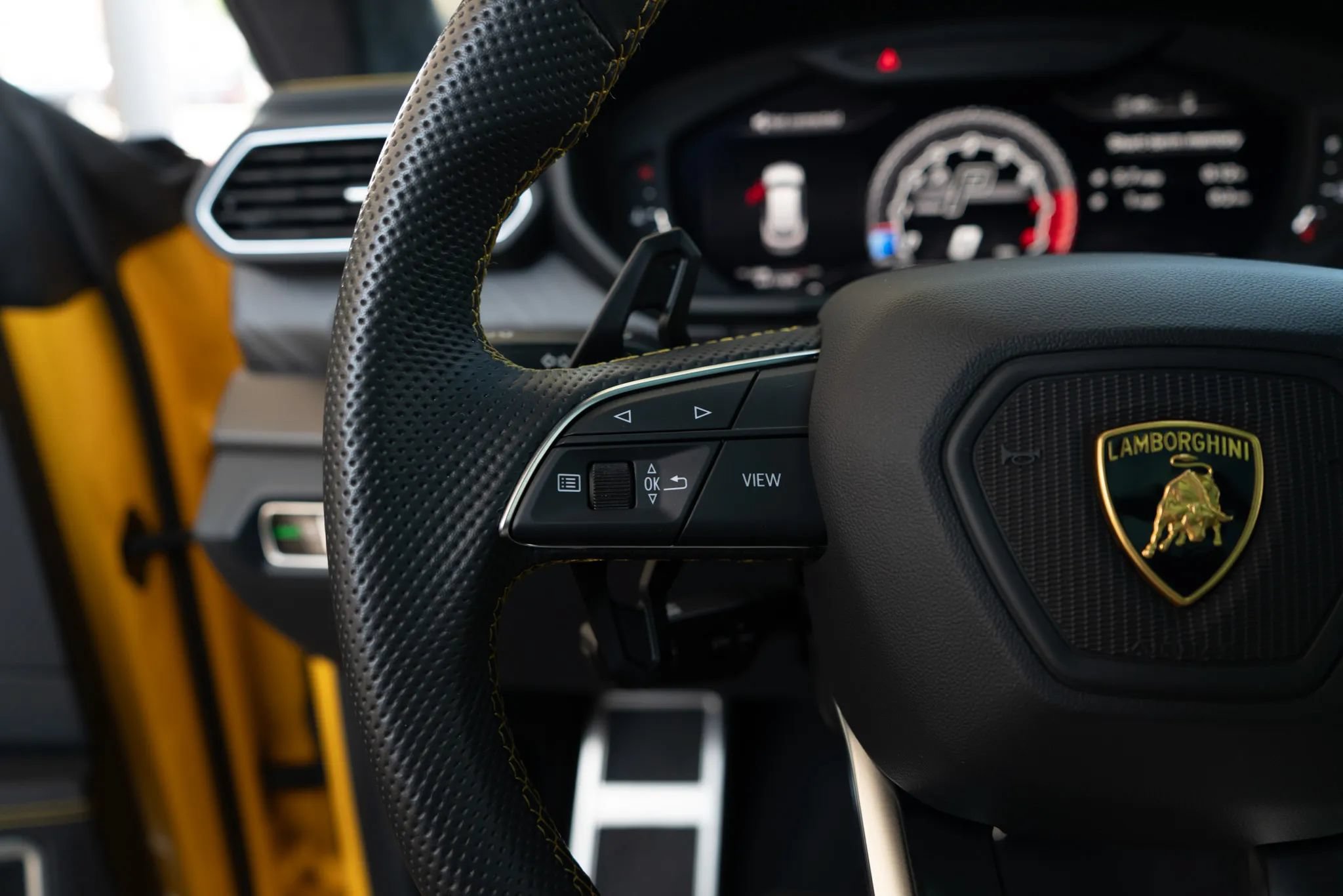 Used 2021 Lamborghini Urus AWD/4WD image 46