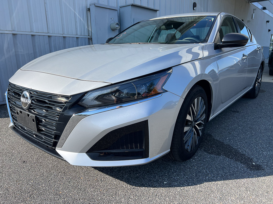 Used 2024 Nissan Altima 2.5 SV FWD image 2