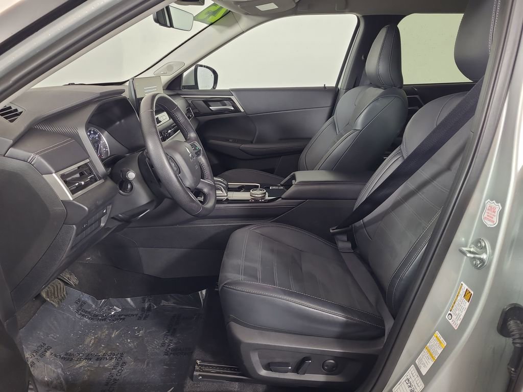 Used 2025 Mitsubishi Outlander AWD image 19