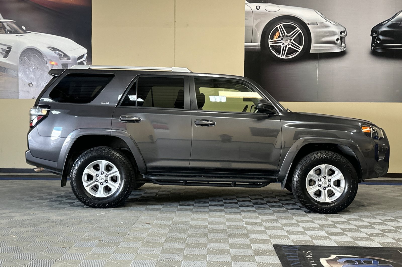 Used 2018 Toyota 4Runner SR5 AWD/4WD image 3
