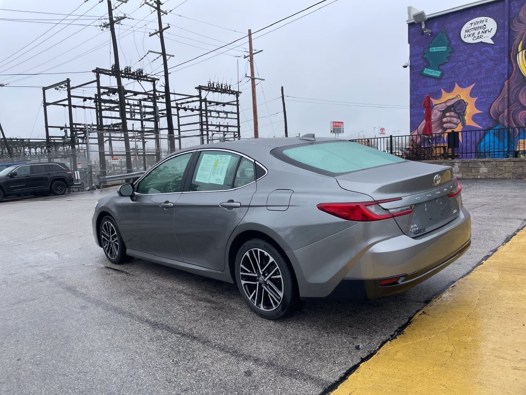 Used 2025 Toyota Camry XLE AWD/4WD image 3