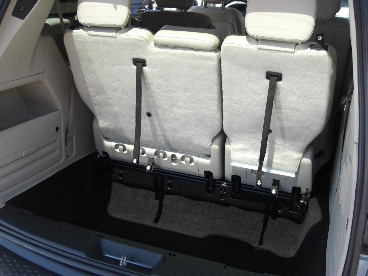 Used 2013 Chrysler Town & Country Touring FWD image 12