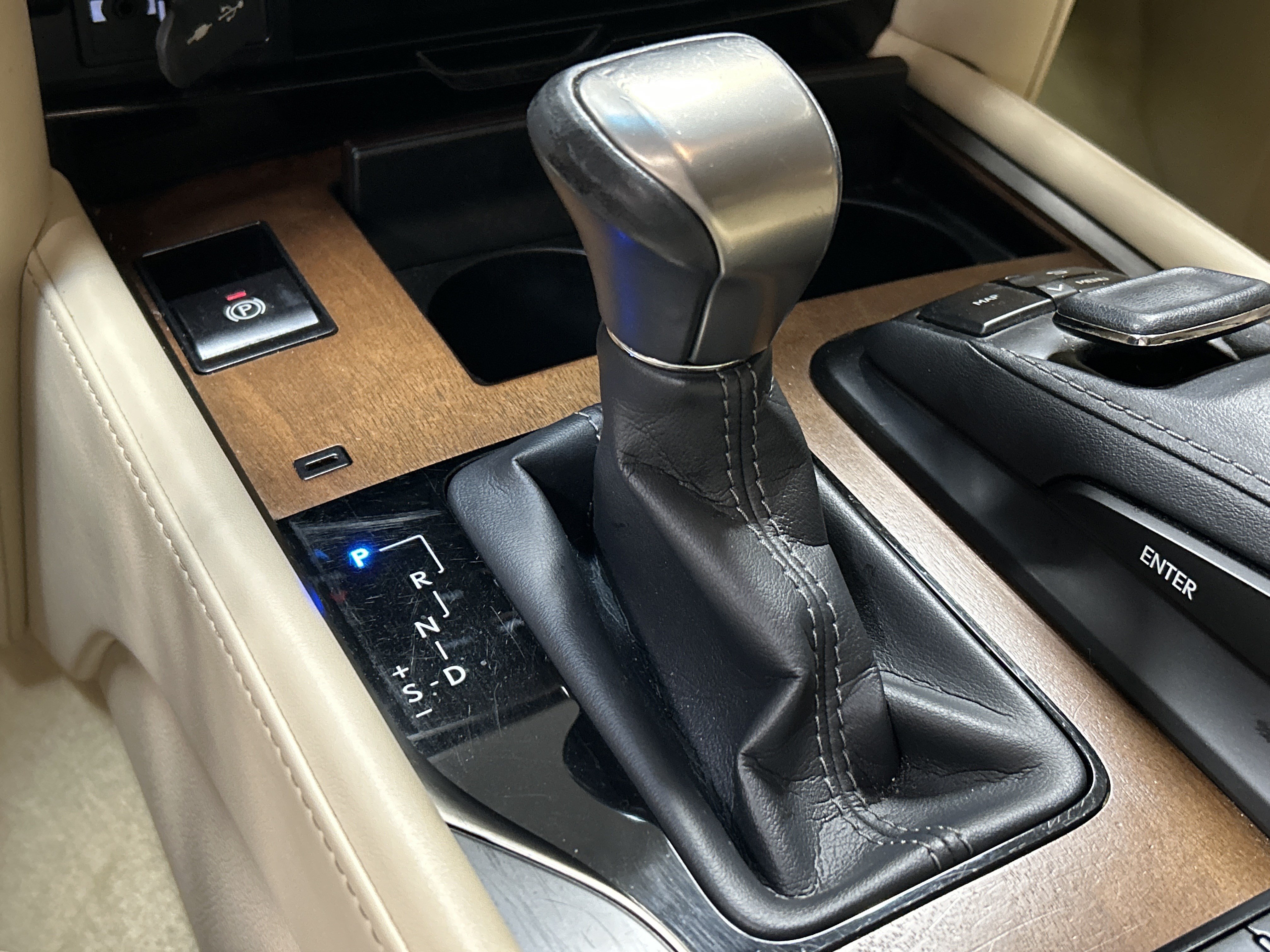 Used 2020 Lexus LX 570 4WD w/ Luxury Package image 26