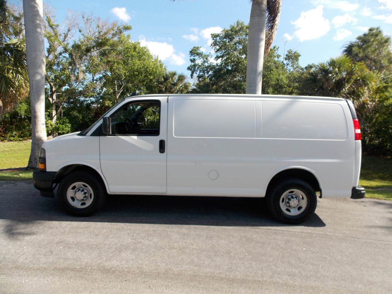 Used 2022 Chevrolet Express 2500 w/ Driver Convenience Package RWD image 6