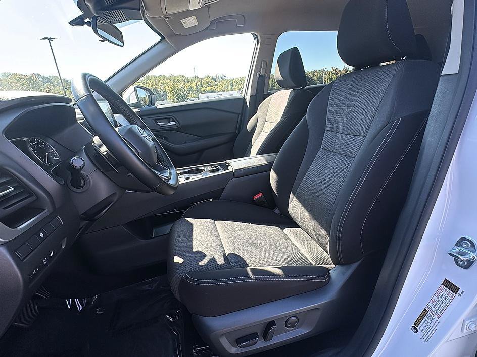 Certified 2025 Nissan Rogue SV AWD/4WD image 14