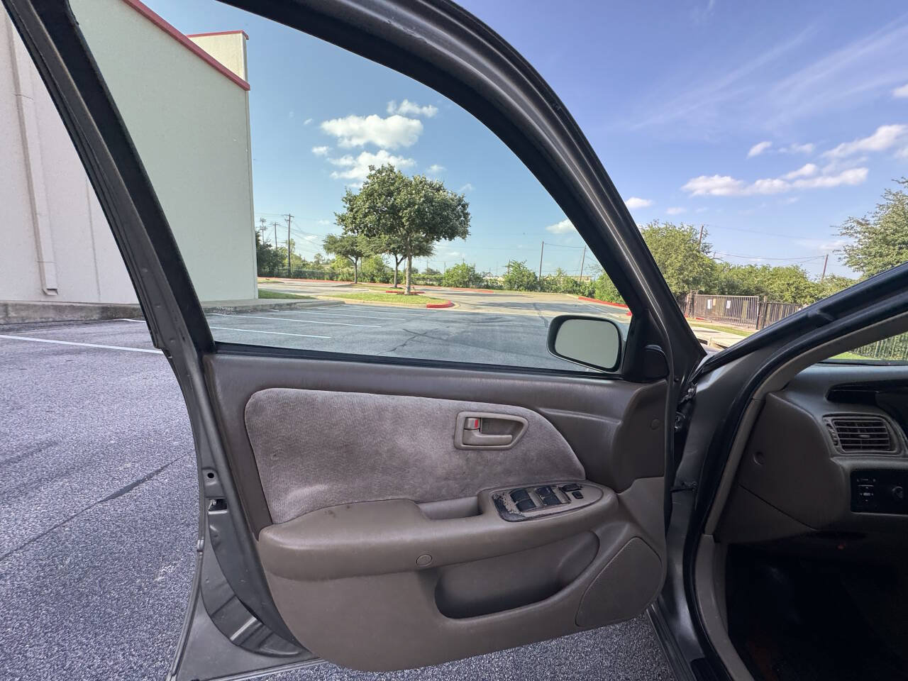 Used 1999 Toyota Camry LE FWD image 11