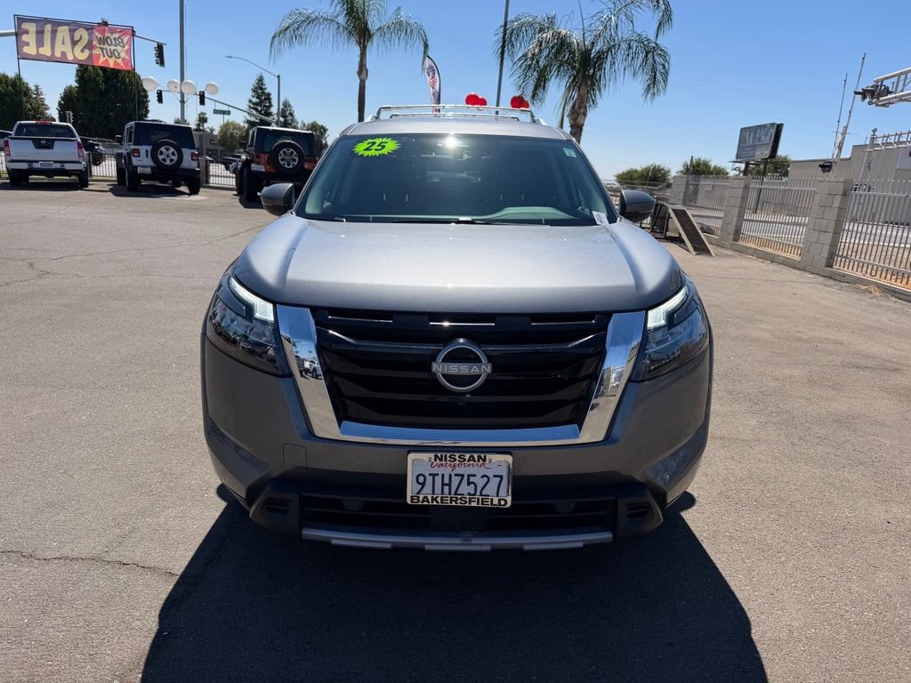 Used 2025 Nissan Pathfinder SL AWD/4WD image 2