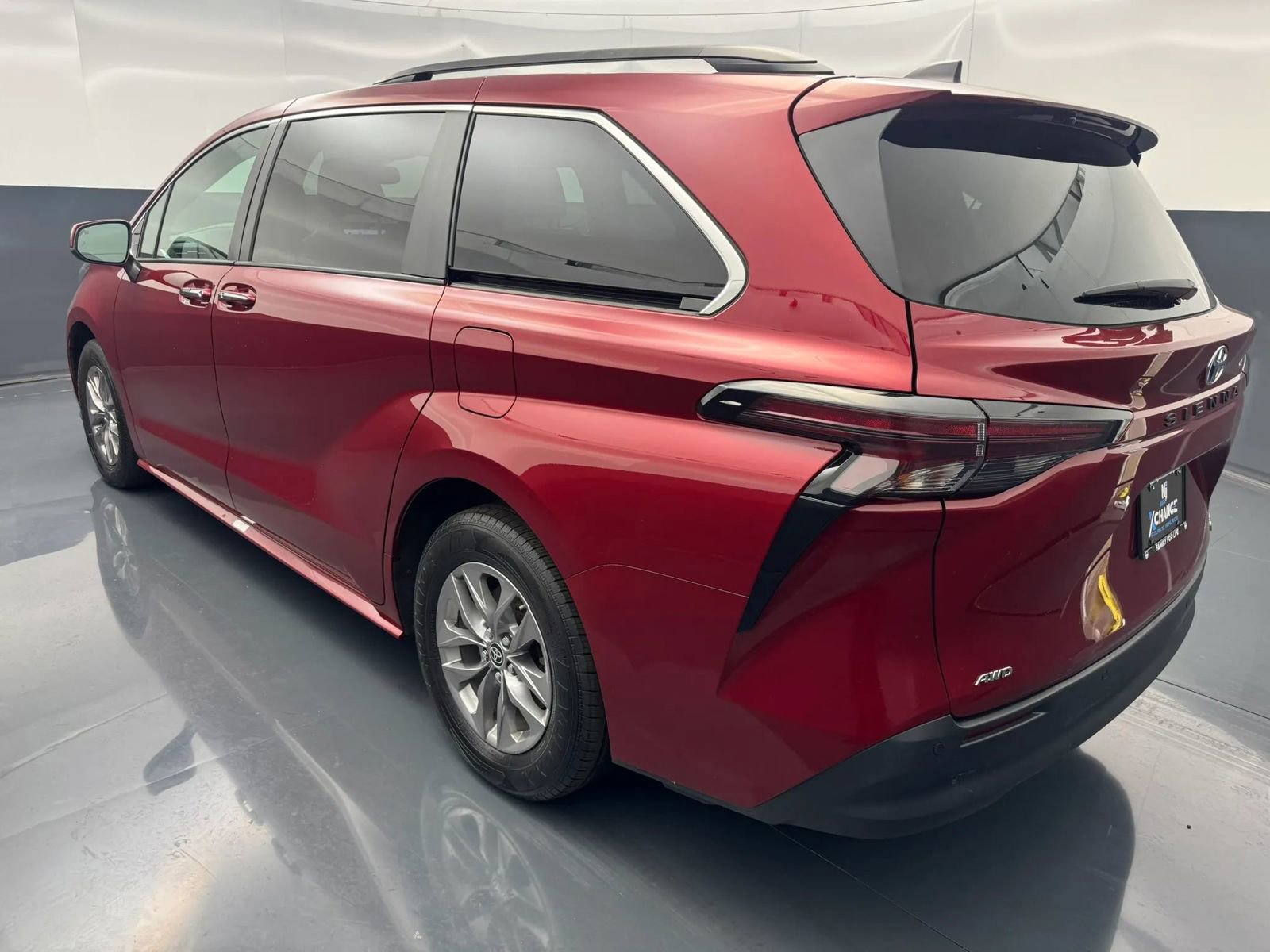 Used 2023 Toyota Sienna XLE AWD/4WD image 5