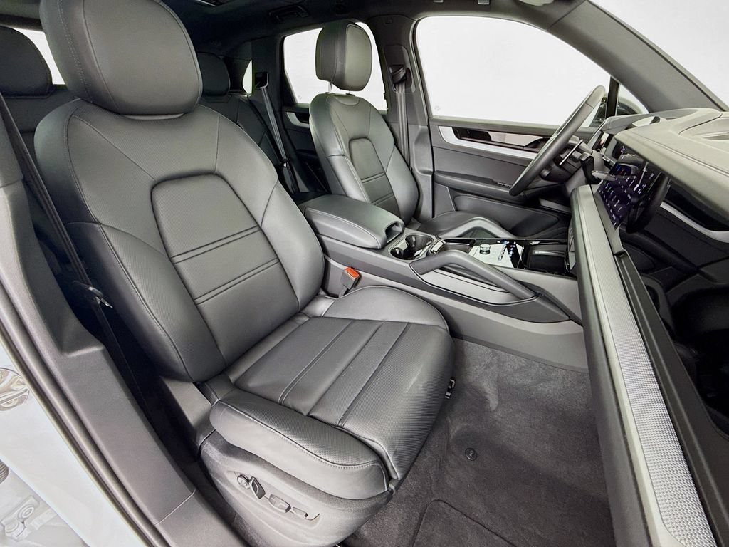 Certified 2025 Porsche Cayenne E-Hybrid AWD/4WD image 30