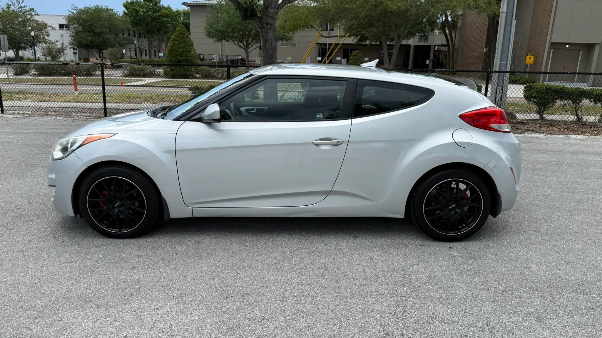 Used 2013 Hyundai Veloster FWD image 1