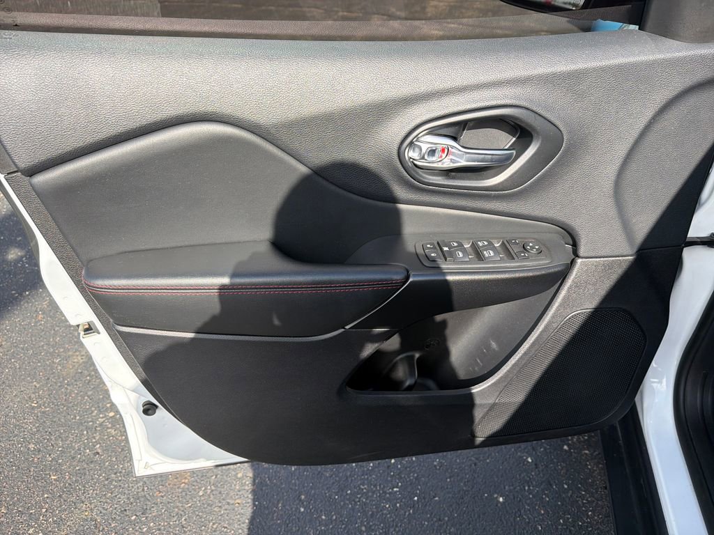 Used 2022 Jeep Cherokee Trailhawk AWD/4WD image 10