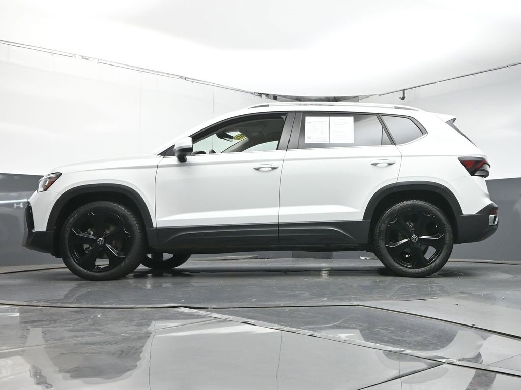 Used 2025 Volkswagen Taos SE image 13