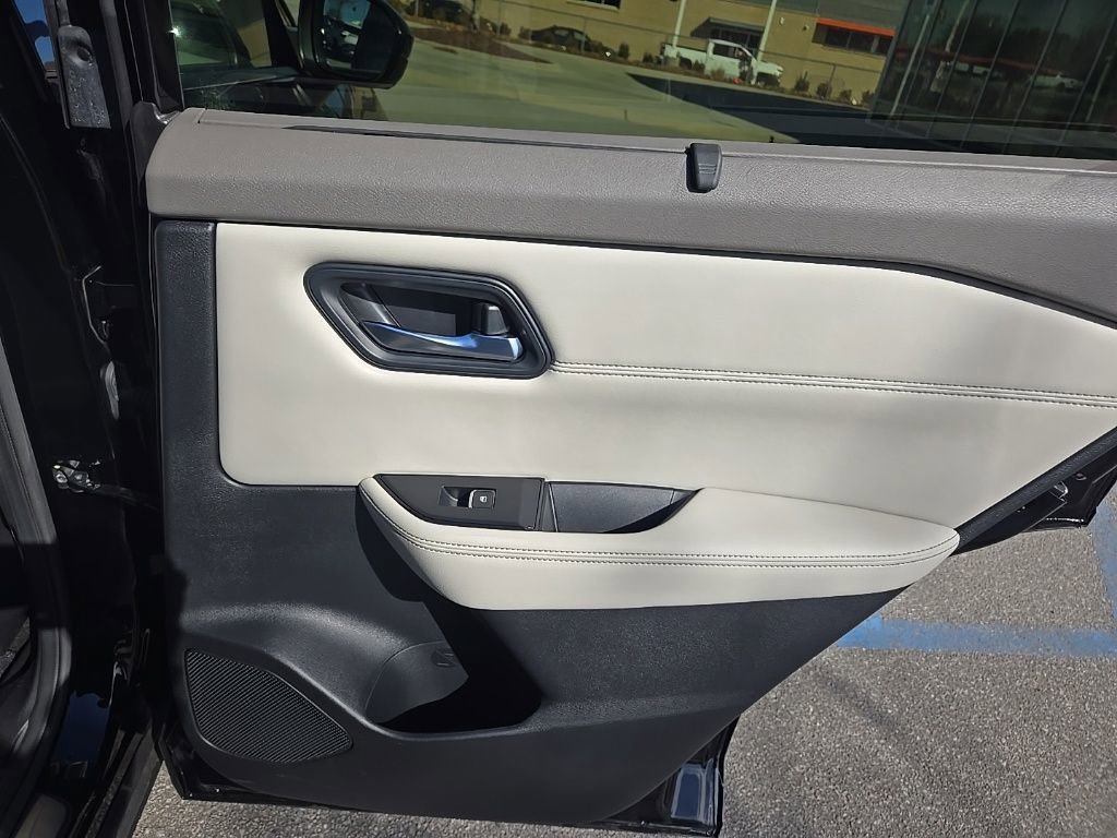 Used 2023 Nissan Rogue SL w/ SL Premium Package image 35