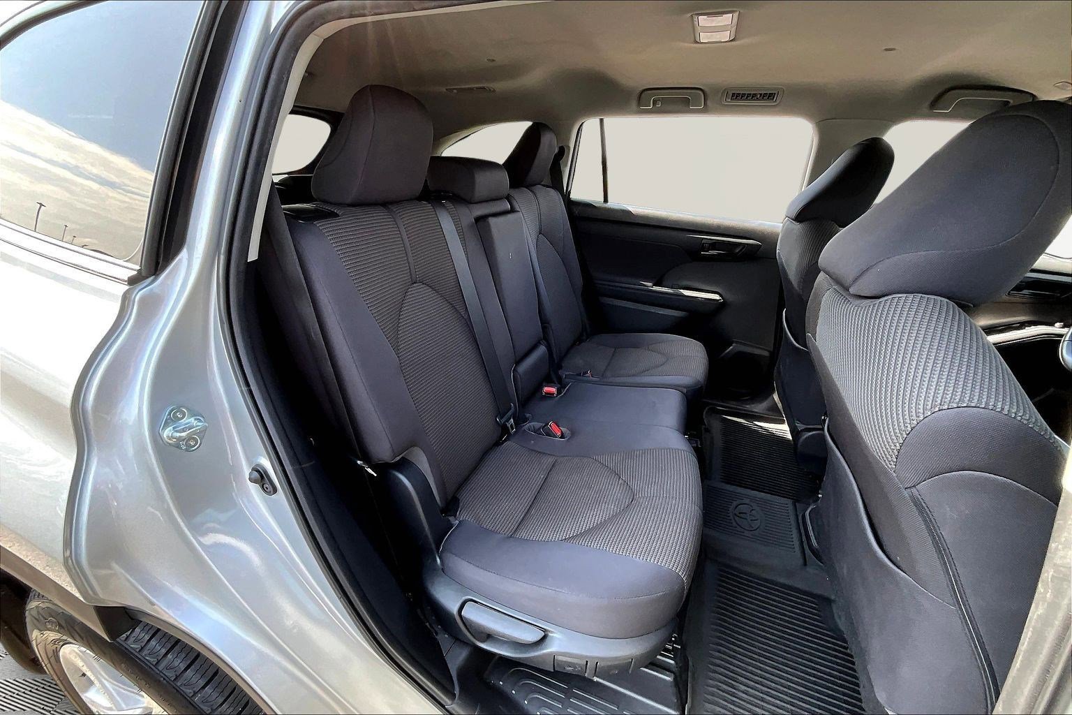 Used 2023 Toyota Highlander LE image 25