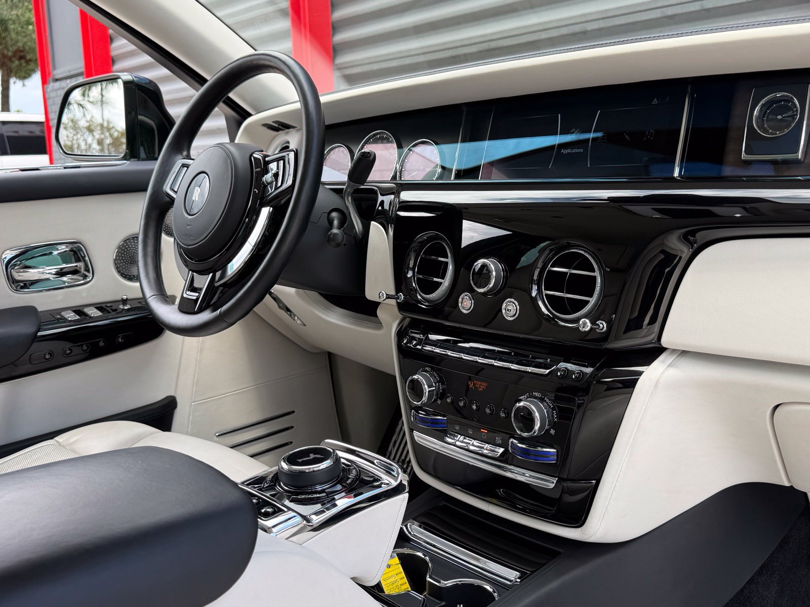 Used 2022 Rolls-Royce Phantom Sedan RWD image 48
