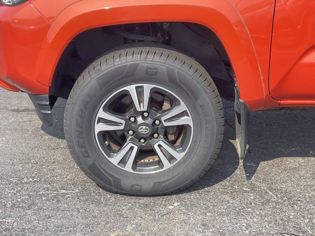 Used 2016 Toyota Tacoma TRD Sport AWD/4WD image 11