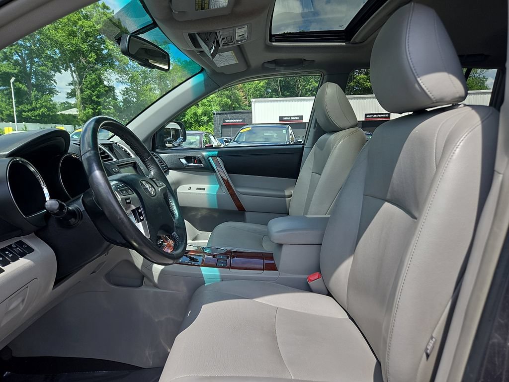 Used 2012 Toyota Highlander Limited w/ Tow Pkg AWD/4WD image 14