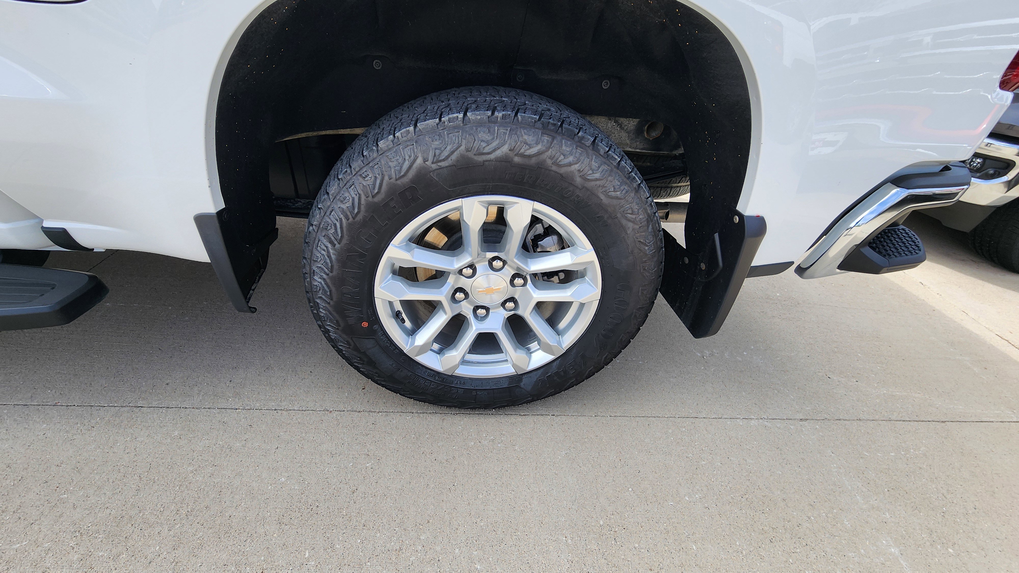 Certified 2025 Chevrolet Silverado 1500 LT AWD/4WD image 9