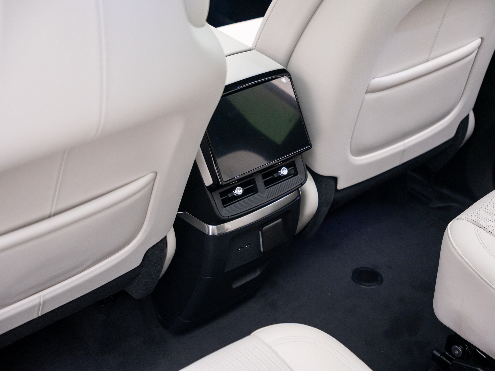 New 2027 Cadillac Vistiq Sport w/ LPO, Floor Liner Package AWD/4WD image 16