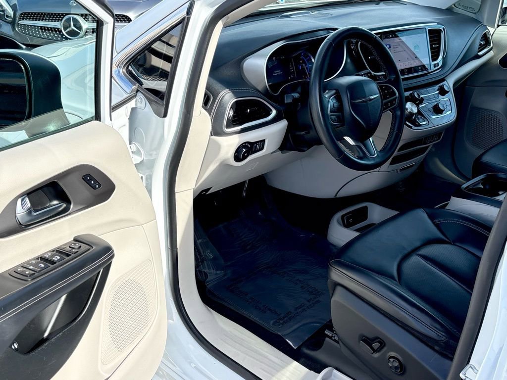 Used 2023 Chrysler Pacifica Touring-L image 8