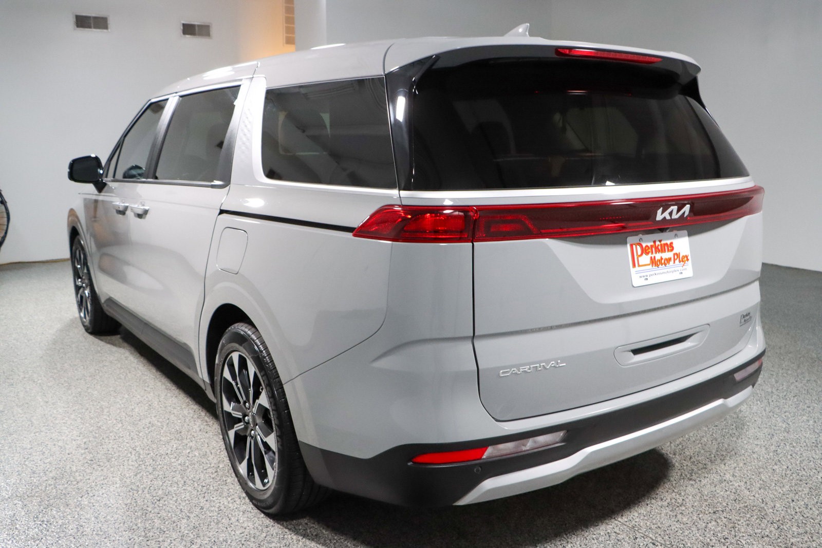 Used 2024 Kia Carnival EX image 9