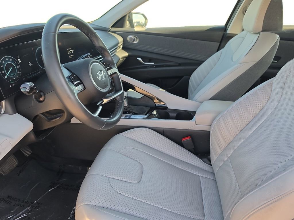 Certified 2025 Hyundai Elantra Limited FWD image 9
