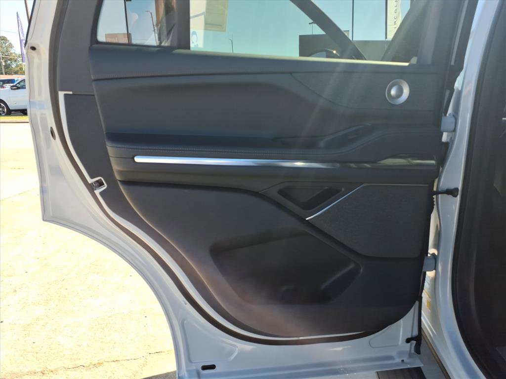 New 2025 Lincoln Navigator Reserve w/ Jet Appearance Package image 12