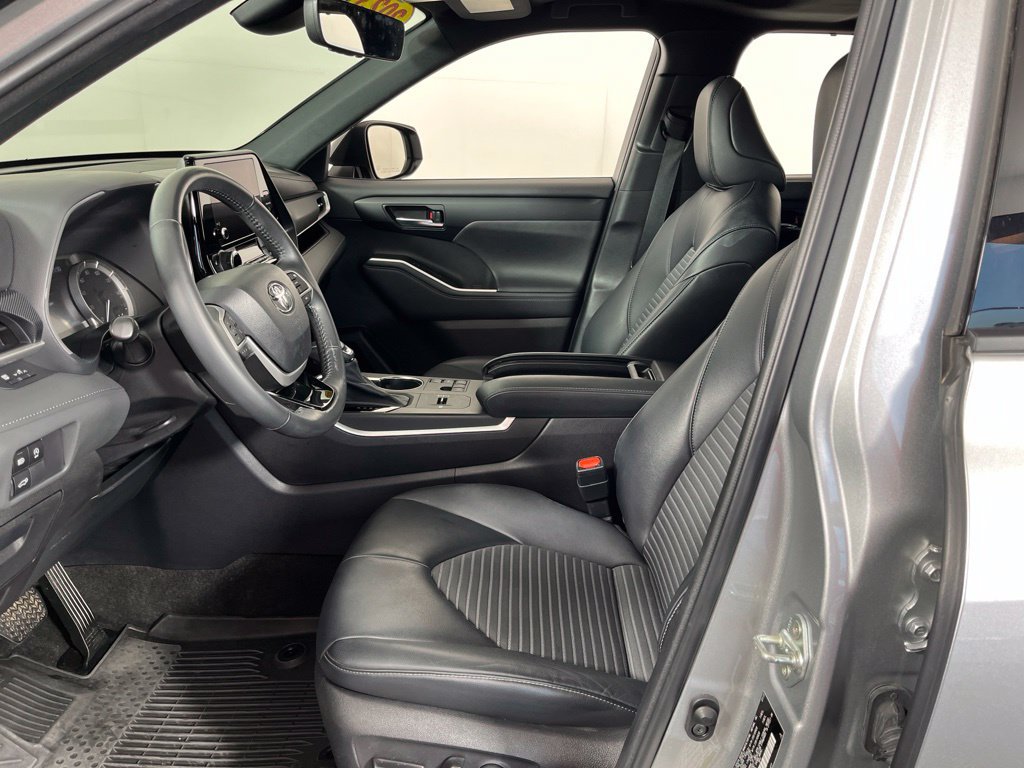 Used 2023 Toyota Highlander XSE FWD image 25