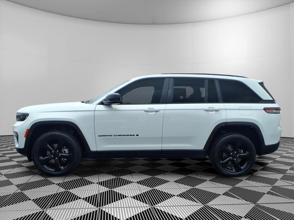 Used 2023 Jeep Grand Cherokee Limited w/ Black Appearance Package RWD image 25